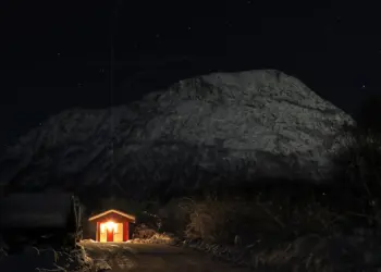 Rotes Häuschen an einem Rastplatz in Norwegen