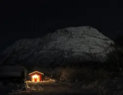 Rotes Häuschen an einem Rastplatz in Norwegen