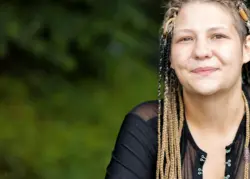 Schmunzelnde Frau mit Dreadlocks