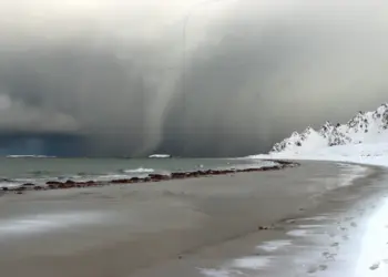 Schneewolke am Strand von Bleik in Norwegen