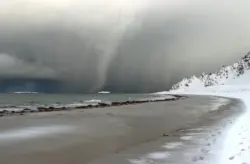 Schneewolke am Strand von Bleik in Norwegen