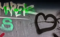 Schwarzes Herz an einer Wand