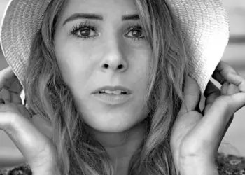 Schwarzweißaufnahme einer Frau mit Hut