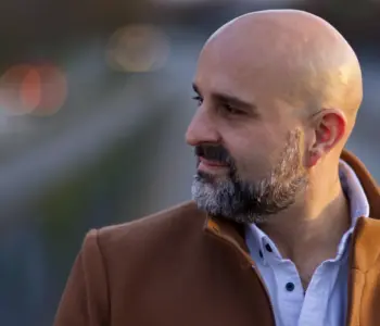 Seitenportrait eines Mannes im Abendlicht