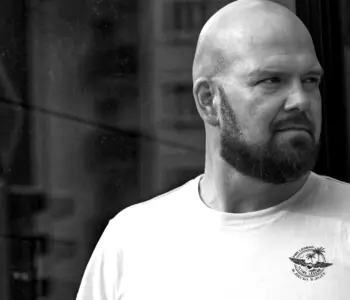 Seitenportrait eines Manns in schwarzweiß