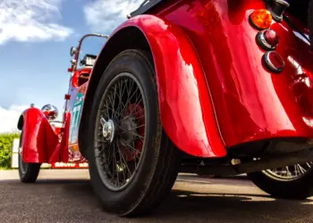 Seitliche Rückansicht eines roten Oldtimers