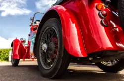 Seitliche Rückansicht eines roten Oldtimers