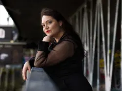 Seitliches Portrait einer Frau