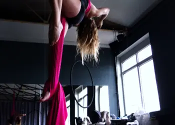 Shooting mit einer Akrobatin am Seil