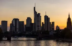 Skyline von Frankfurt am Main im Sonnenuntergang