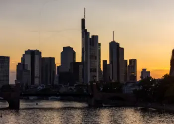 Skyline von Frankfurt am Main im Sonnenuntergang