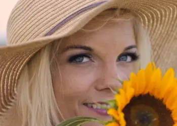 Sommerportrait einer Frau mit Sonnenblume