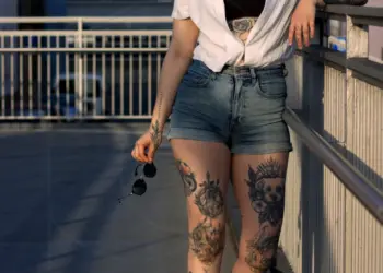 Sommerportrait einer tätowierten Frau