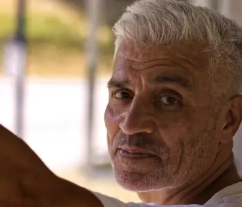 Sommerportrait eines Mannes mit weißen Haaren