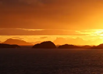 Sonnenaufgang bei Henningsvaer in Norwegen