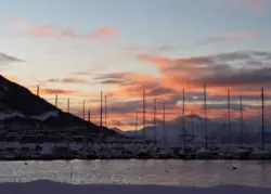 Sonnenaufgang im Hafen von Tromso in Norwegen
