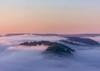 Sonnenaufgang über der Saarschleife im Nebelmeer