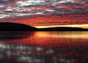 Sonnenuntergang am zugefrorenen See in Schweden