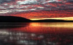 Sonnenuntergang am zugefrorenen See in Schweden