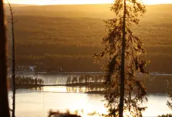 Sonnenuntergang in Schweden mit Blick auf einen Fluss