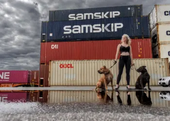 Starkes Frauenportrait mit ihren beiden Hunden