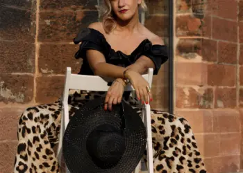 Starkes Portraitposing einer Frau in Leohose