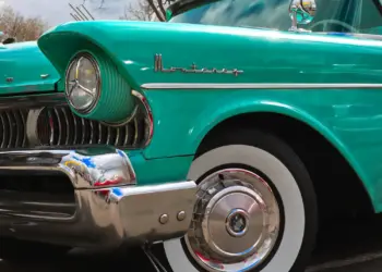 Teilportrait eines türkisfarbenen Oldtimers