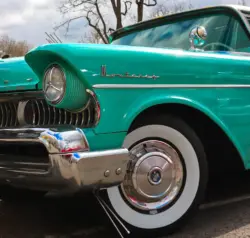 Teilportrait eines türkisfarbenen Oldtimers