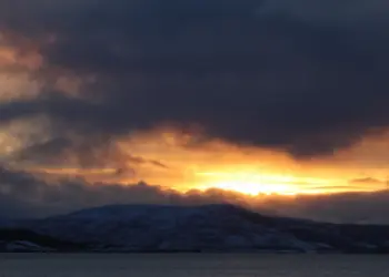 Überfahrt mit einer Fähre im Sonnenuntergang in Norwegen