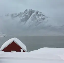 Verschneite Fjordlandschaft im Grotfjord in Norwegen