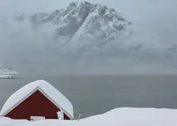 Verschneite Fjordlandschaft im Grotfjord in Norwegen