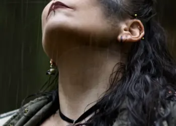 Verträumtes Portrait einer Frau im Regen