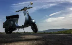 Vespa vor blauem Sommerhimmel
