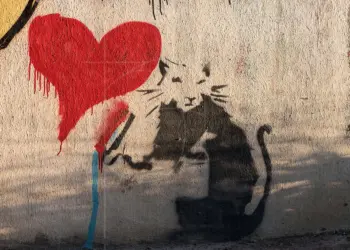 Wandgraffiti mit rotem Herz und Katze