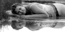 Wasserspiegelung einer Frau in schwarzweiß