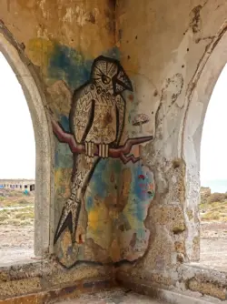 Graffitizeichnung eines Vogels in der Geisterstadt von Abades