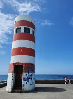 Der Leuchtturm Farolim da Barra do Douro im Weitwinkel