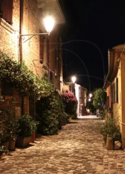 Abendliche Seitenstraße in Santacangelo di Romagna in Italien