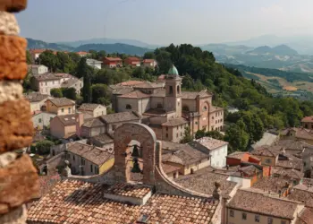 Aussicht auf Verucchio von der Rocca Malatestiana di Verucchio o del Sasso in Italien