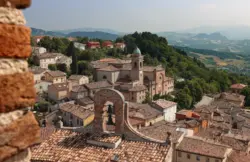 Aussicht auf Verucchio von der Rocca Malatestiana di Verucchio o del Sasso in Italien