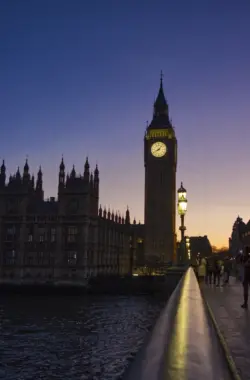 Big Ben im Abendlicht mit Blick von der Tower Bridge