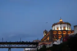 Blick auf das Kloster Serra do Pilar in Porto am Abend