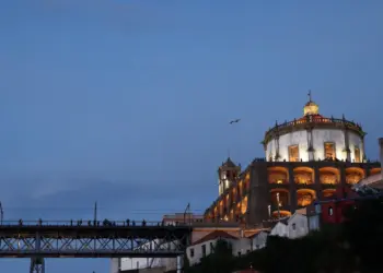 Blick auf das Kloster Serra do Pilar in Porto am Abend