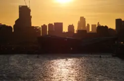 Blick auf die Gondel von der Royal Viktoria Hafenbrücke im Sonnenuntergang