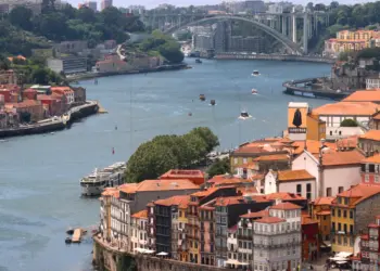Blick auf die Uferpromenade von Porto in Portugal