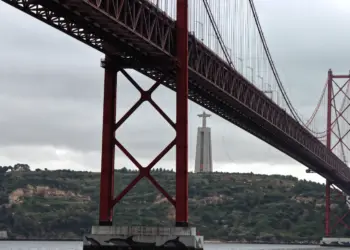 Brücke Ponte 25 de Abril in Lissabon mit der Statue Cristo Rei im Hintergrund