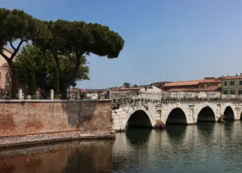Brücke Ponte di Tiberio e di Augusto in Rimini Italien