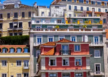 Bunte Häuser an einem Küstenweg in Portugal