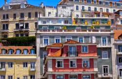 Bunte Häuser an einem Küstenweg in Portugal