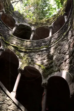 Die Treppe Poco Iniciatico nach unten im Garten von Sintra in Portugal